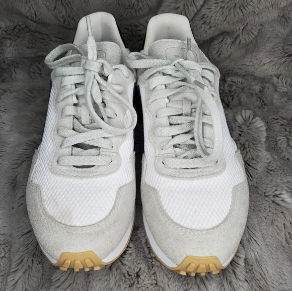 Veja White and Black Women's Sneakers - Picture 4 of 10